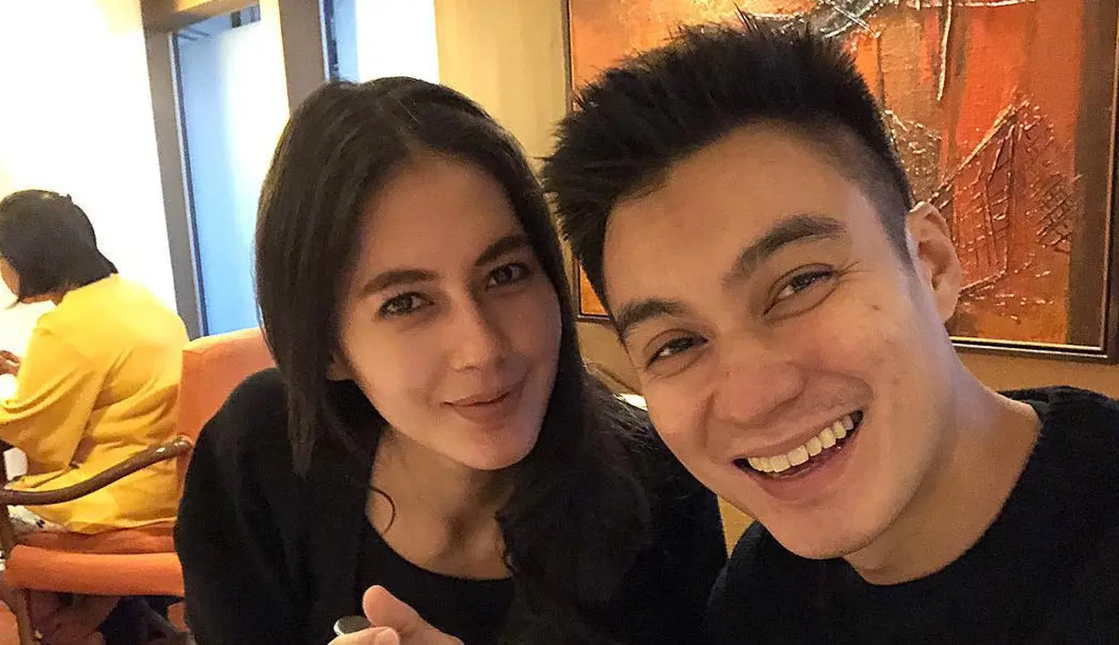 Pada bulan puasa kemarin, Baim Wong dan Paula Verhoeven terlihat sedang berbukan bersama. Mereka terlihat kompak dengan mengenakan busana warna hitam. (Foto: instagram.com/baimwong)