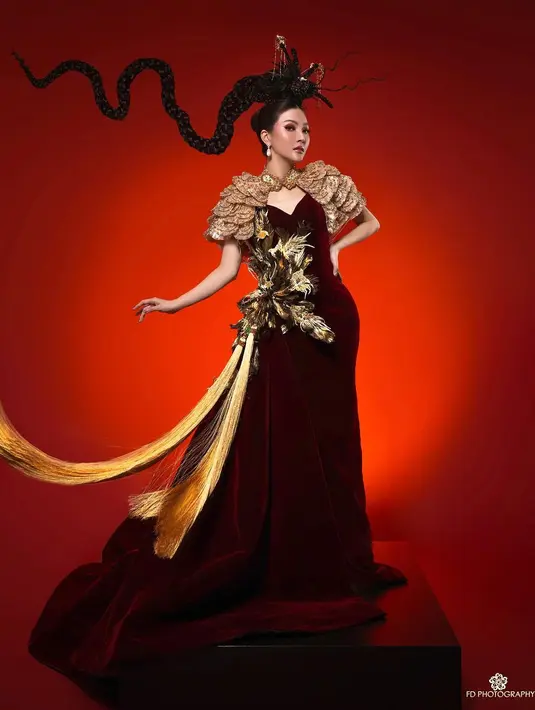 Sarwendah pilih tampil glamor dengan gaun merah velvet panjang dari Yenti Tan. Gaun ini dipadukan dengan kerah layer full payet bernuansa gold [@fdphotography90]