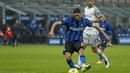 Gelandang Inter Milan, Achraf Hakimi, melepaskan tendangan yang berbuah gol keduanya dalam laga lanjutan Liga Italia Serie A pekan ke-9 melawan Bologna di San Siro Stadium, Sabtu (5/12/2020). Inter milan mengalahkan Bologna 3-1. (AP/Antonio Calanni)