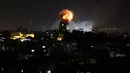 Serangan udara militer Israel ke jalur Gaza menghancurkan satu bangunan pemukiman di kota Rafah, Palestina (REUTERS/Abed Sha'at)