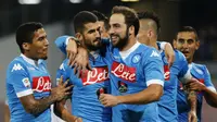 Para pemain Napoli merayakan gol ke gawang Lazio dalam lanjutan Liga Serie A Italia di Stadio San Paolo, Senin (21/9/2015). (Liputan6.com/CARLO HERMANN / AFP)