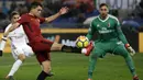 Pemain AS Roma, Cengiz Under melepaskan tembakan ke gawang AC Milan pada lanjutan Serie A di Rome Olympic stadium, (25/2/2018). AC Milan menang 2-0. (AP/Alessandra Tarantino)