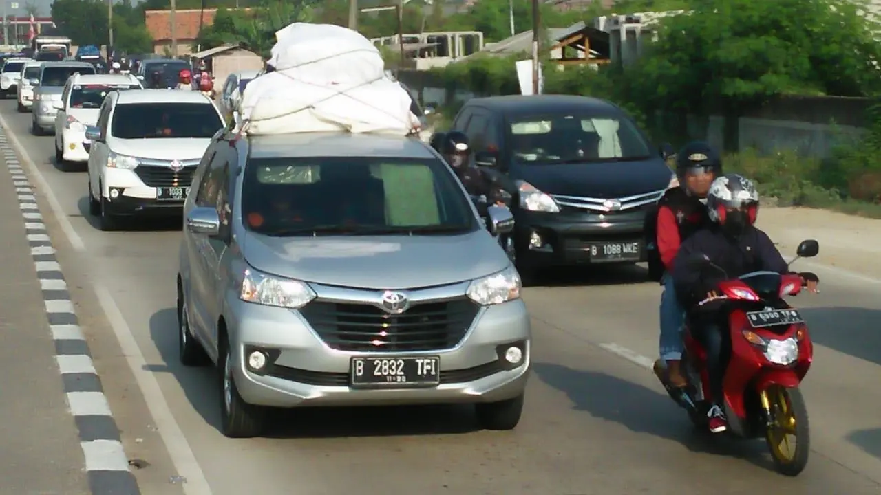 Kepadatan lalulintas mudik di Karawang, Jawa barat di H-2 (Abramena/Liputan6.com)