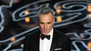 Sempat tak muncul di dunia perfilman, Daniel Day-Lewis mengisi waktunya sebagai pembuat sepatu di Florence sekitar tahun 1990. (AFP/Bintang.com)