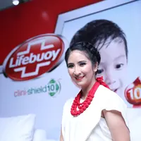 "Kadang suka becanda anak-anak sudah besar, sepi ya, mau nambah lagi enggak? Haha tapi basicly bukan kuantitas, tapi kualitas. Mereka sudah mau remaja, perhatiannya juga semakin banyak,"pungkas Novita. (Adrian Putra/Bintang.com)