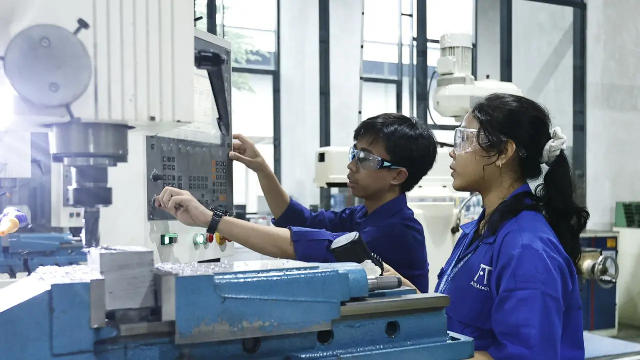 Aktivitas mahasiswa ASTRAtech pada Grand Opening kampus ASTRAtech di Delta Silicon, Cikarang, Jawa Barat, pada Senin, (22/5/2023). (Foto: Astra International)