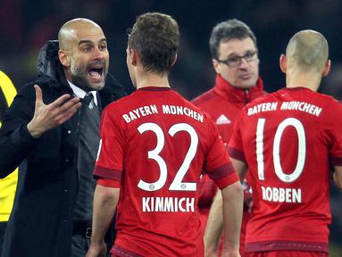 Pelatih Bayern Munchen, Pep Guardiola (2kiri) memberikan instruksi kepada Joshua Kimmich saat melawan Borussia Dortmund pada lanjutan Bundesliga 2015-2016 di Stadion Signal Iduna Park ,Dortmund, Minggu (5/3/2016) dini hari WIB. (EPA/Ina Fassbender)