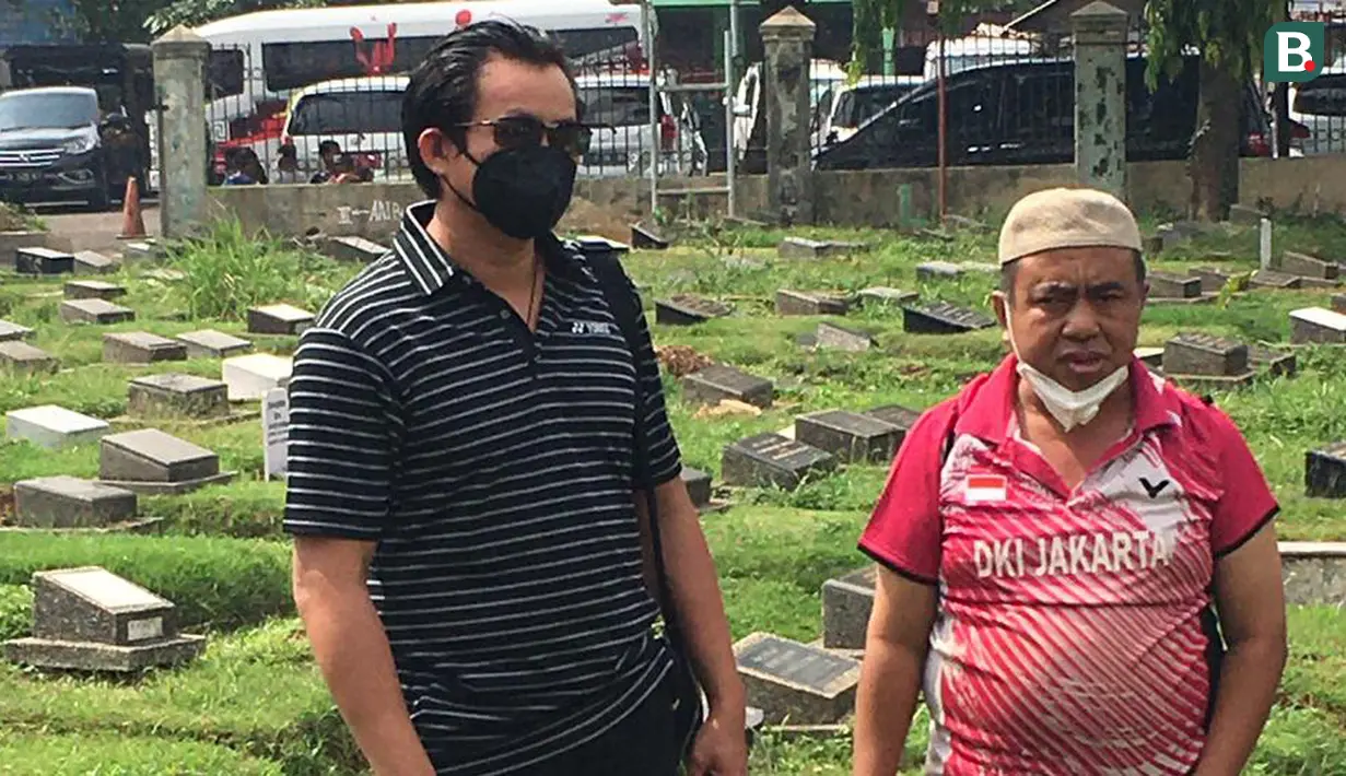 Pebulutangkis Candra Wijaya (kiri) yang mengetahui kondisi Markis Kido  pada saat terakhir menghembuskan nafas pun ikut menghadiri prosesi persemayaman Markis Kido. (Foto: Bola.com/Erwin Fitriansyah)