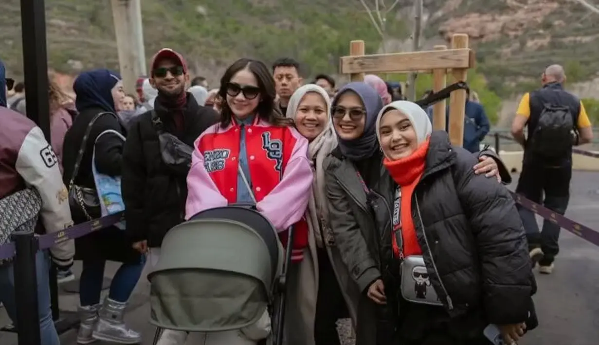 Kedekatan Livia dengan keluarga RANS semakin terlihat dalam setiap momen. Ia tampak perhatian pada Rayyanza, sementara Sus Rini sibuk mengabadikan momen dengan ponselnya. Perjalanan ke Eropa ini bukan hanya liburan biasa, tetapi juga bukti bahwa Livia adalah bagian dari keluarga besar RANS Entertainment. (Liputan6.com/IG/@liviajunitaa)