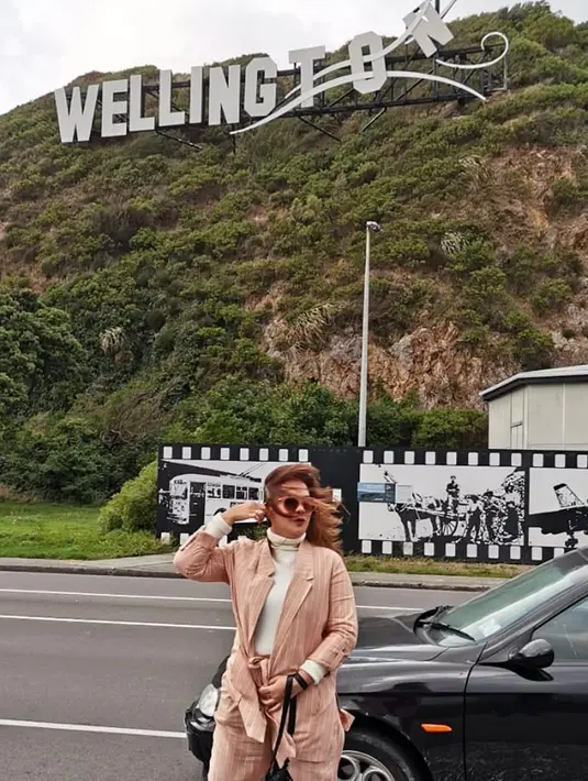 Penyanyi yang tren di tahun 90-an ini sering pergi berlibur di luar negeri. Ini potret Memes saat pergi berlibur di Wellington, New Zealand.  Dengan setekan coklat yang dilengkapi  kacamata hitam gaya Memes ini enggak kalah dari anak muda kan? (Liputan6.com/IG/memes605)