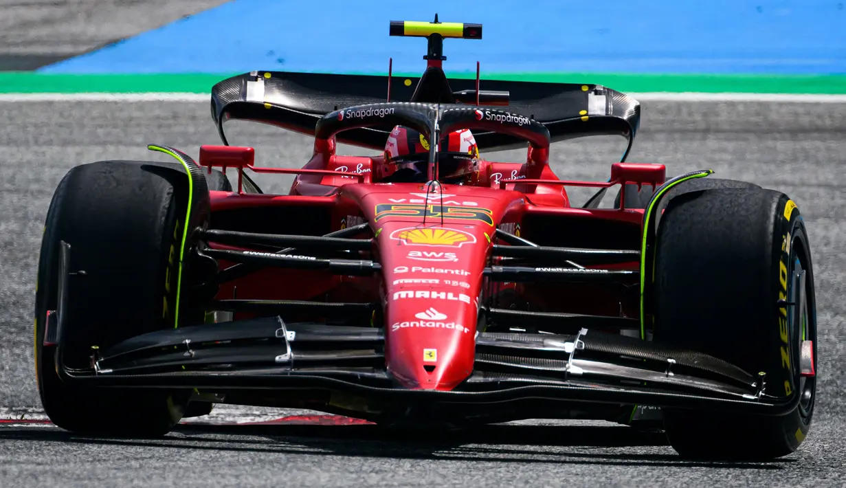 Pembalap Scuderia Ferrari, Carlos Sainz jr, terpaksa gagal finis usai mesin mobilnya mengalami kerusakan dan terbakar pada Lap 57, usai berusaha menyalip Verstappen untuk posisi kedua di Tikungan 3. Beruntung, Sainz berhasil keluar dari mobilnya dan lolos dari cedera. (AFP/Jure Makovec)