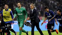 SELEBRASI - Roberto Mancini melakukan selebrasi usai mengantar Inter Milan menang di partai derby della Madonnina. (REUTERS/Giorgio Perottino)