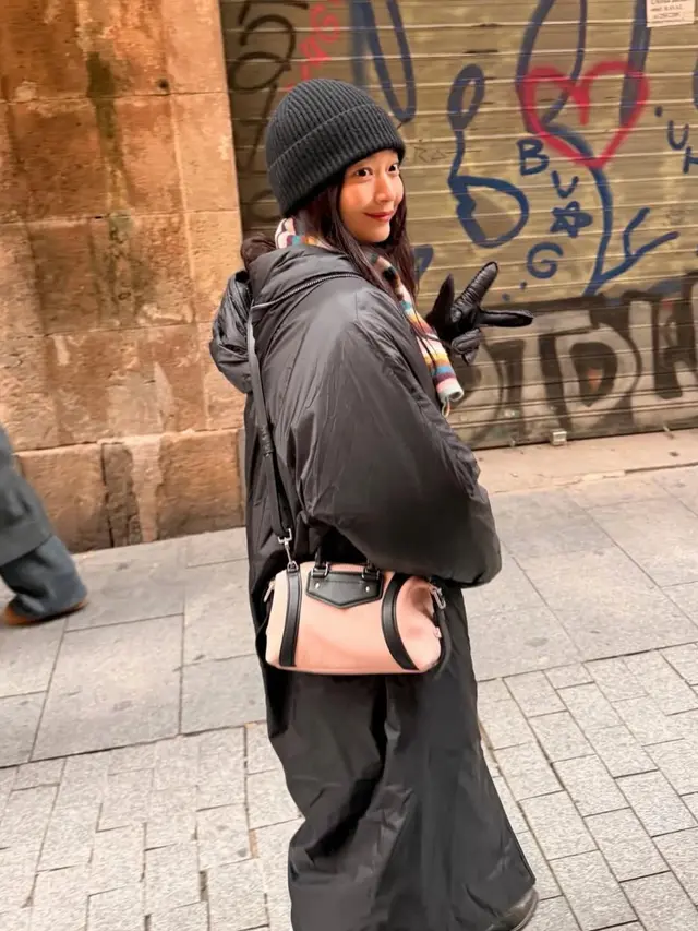 Shin Min-a saat Honeymoon bersama Kim Woo Bin bawa tas pink. [@illusomina]