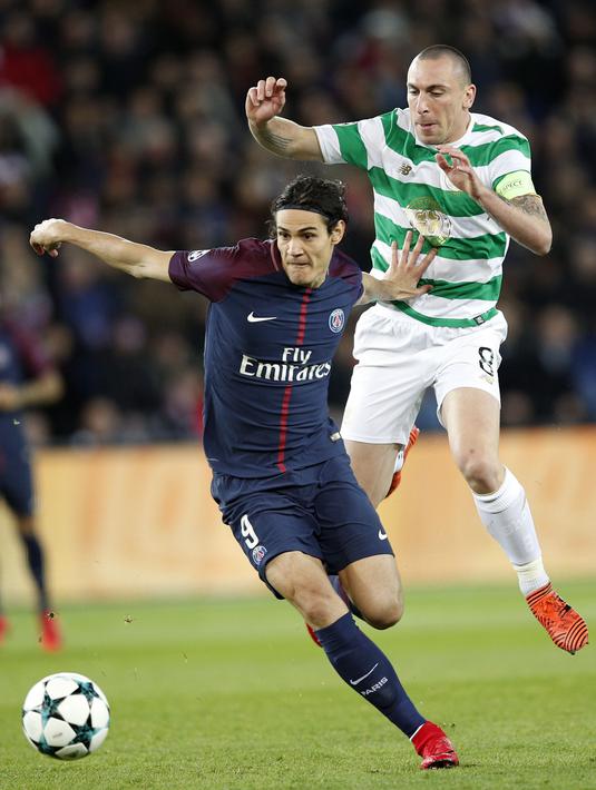 Aksi pemain PSG, Edinson Cavani (kiri) melewati adangan pemain Celtic, Scott Brown pada laga grup B Liga Champions di Parc des Princes stadium, Paris, (22/11/2017). PSG menang telak 7-0. (AP/Christophe Ena)