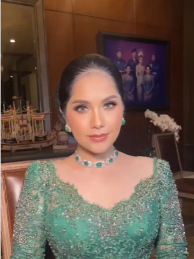 Gaya Annisa Pohan di Acara Ngunduh Mantu Al Ghazali dan Alysa Daguise /Instagram @barryirawan