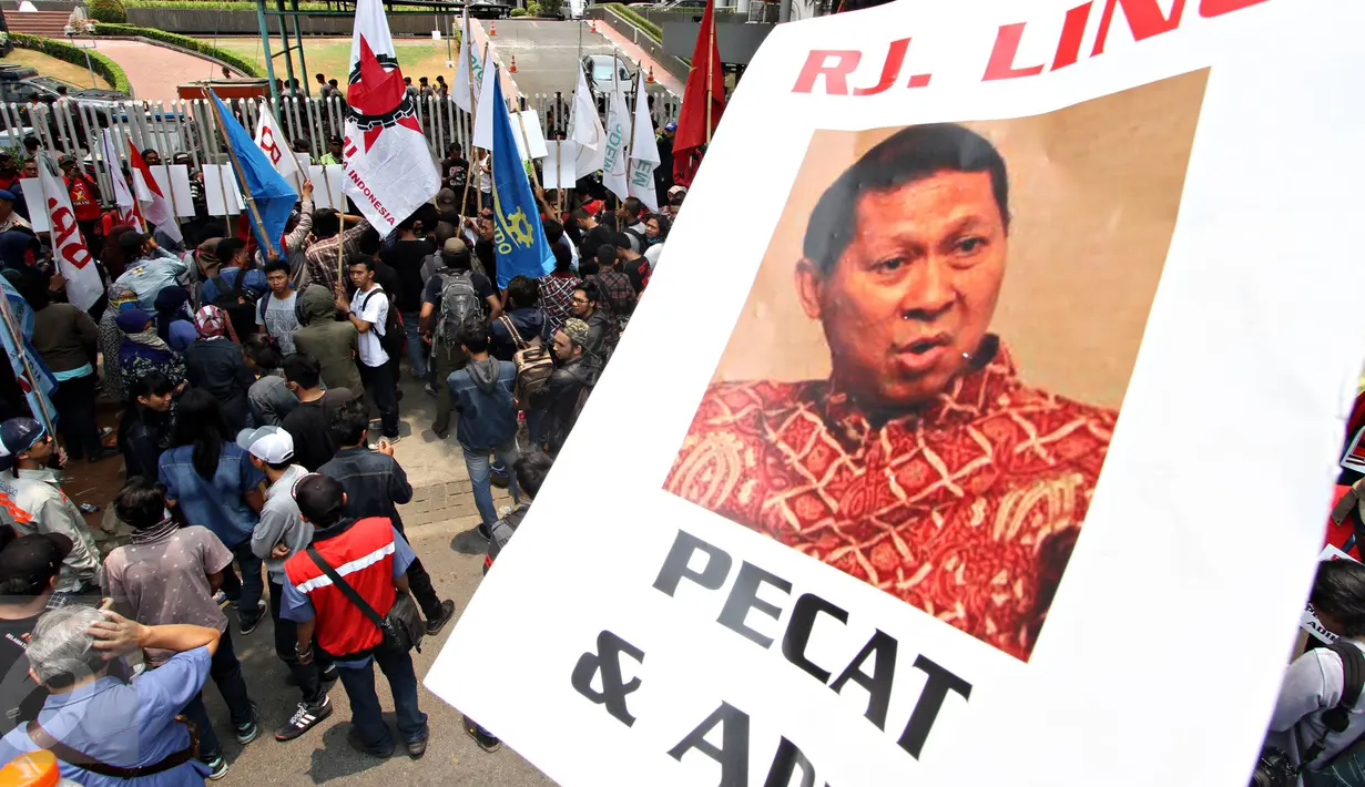 Massa juga membawa poster bergambar Dirut Pelindo II RJ Lino saat menggelar aksi di depan kantor Kementerian BUMN, Jakarta, Selasa (6/10). Mereka menuntut Dirut Pelindo II RJ Lino turun dari jabatannya. (Liputan6.com/Immanuel Antonius)