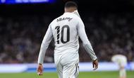 Penyerang Real Madrid, Kylian Mbappe, tampak kecewa setelah timnya menyerah 0-2 dari Celta Vigo pada laga pekan ke-15 La Liga di Santiago Bernabeu, Senin (8/12/2025) dini hari WIB. (AFP/Thomas COEX)