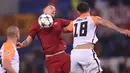 Pemain AS Roma, Edin Dzeko berebut bola dengan pemain Shakhtar Donetsk, Ivan Ordets pada leg kedua 16 besar Liga Champions 2017-2018  di Stadion Olimpico, Rabu (14/3). AS Roma melaju ke perempatfinal usai menang 1-0. (Filippo MONTEFORTE/AFP)