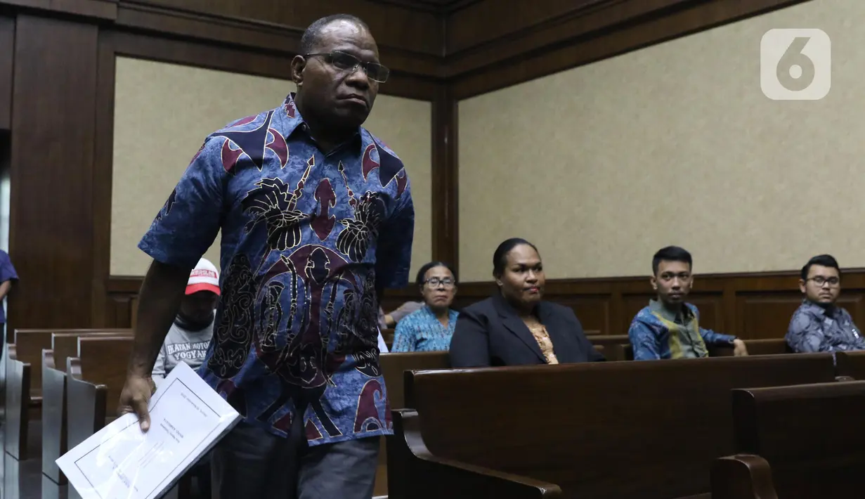 Mantan Kepala Dinas Pekerjaan Umum Papua, Mikael Kambuaya bersiap mengikuti sidang dakwaan di Pengadilan Tipikor Jakarta, Rabu (20/11/2019). Mikael Kambuaya didakwa terlibat dalam kasus dugaan suap pekerjaan peningkatan jalan Kemiri-Depapre TA 2015. (Liputan6.com/Helmi Fithriansyah)