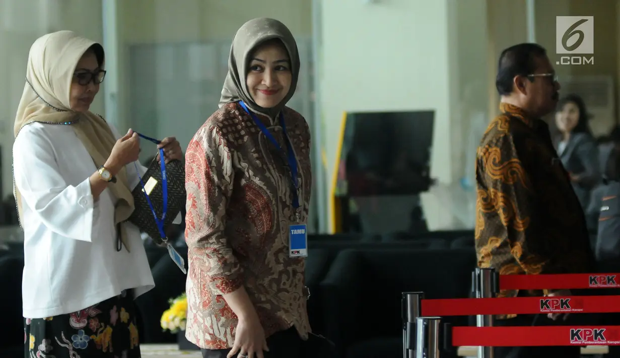Wali Kota Tangerang Selatan yang juga Ketua Dewan Pengurus Apeksi, Airin Rachmi Diany (tengah)bersiap melakukan pertemuan dengan pimpinan KPK di Gedung KPK Jakarta, Kamis (18/1). (Liputan6.com/Helmi Fithriansyah)