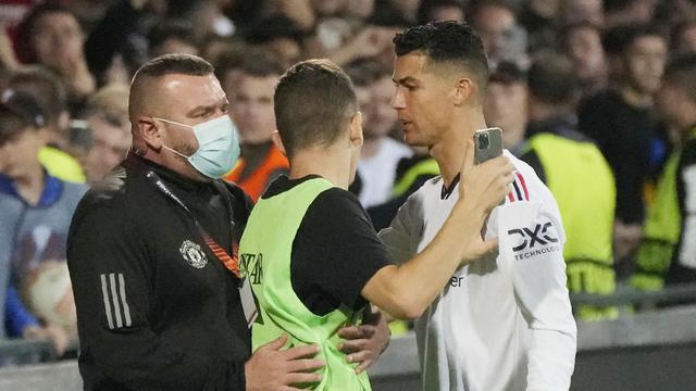 Foto: Momen Cristiano Ronaldo Abaikan Fans yang Ingin Foto Bersama saat MU Berhadapan dengan Sheriff Tiraspol di Liga Europa