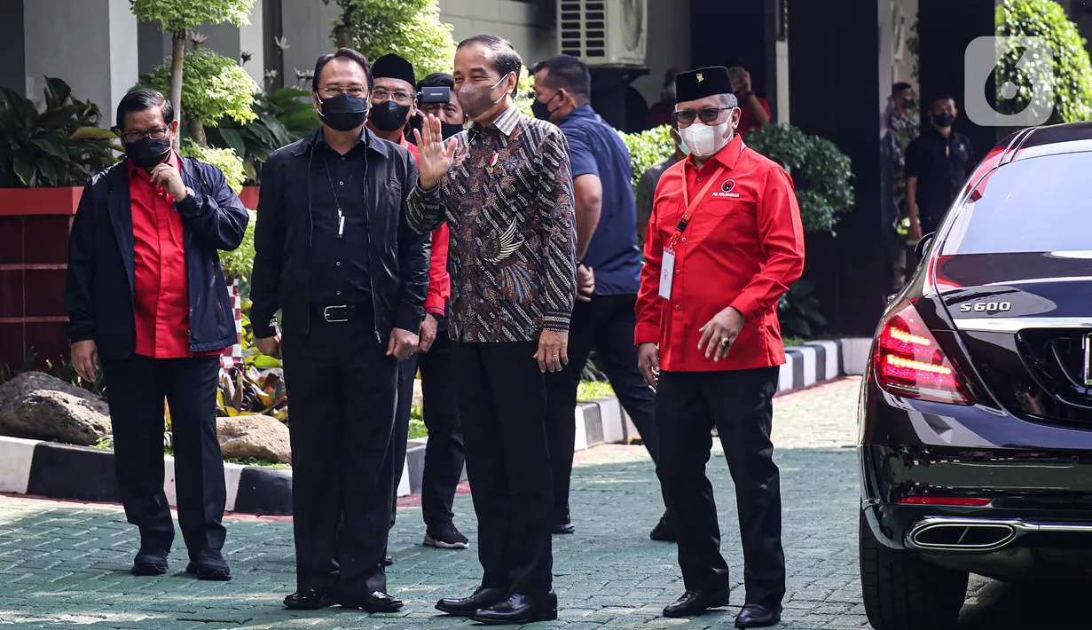 Presiden Joko Widodo atau Jokowi (kedua kanan) melambaikan tangan saat tiba untuk menghadiri rapat kerja nasional (Rakernas) II PDIP di Jakarta, Selasa (21/6/2022). Rakernas PDIP kali ini mengusung tema 'Desa Kuat, Indonesia Maju dan Berdaulat'. (Liputan6.com/Faizal Fanani)