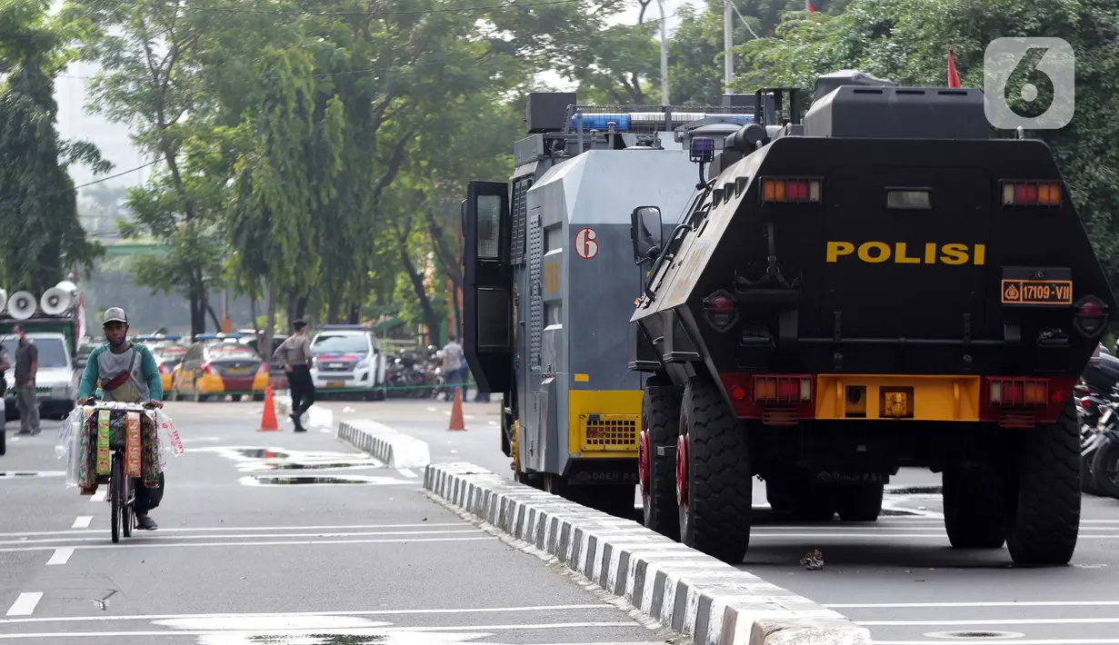 Kendaraan taktis milik kepolisian disiagakan di jalan Kuningan Persada sekitar Gedung Merah Putih KPK, Jakarta, Selasa (1/6/2021). Pengamanan gedung KPK dan sekitarnya diperketat terkait upacara pelantikan pegawai KPK menjadi Aparatur Sipil Negara. (Liputan6.com/Helmi Fithriansyah)