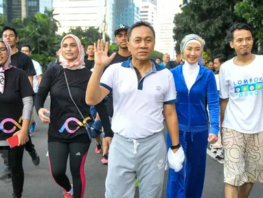 Ketua MPR RI, Zulkifli Hasan (tengah) menikmati olah raga jalan santai bersama Melek Indonesia dan 18 komunitas di Car Fre Day (CFD), Jakarta, Minggu (3/4/2016).(Liputan6.com/Yoppy Renato)