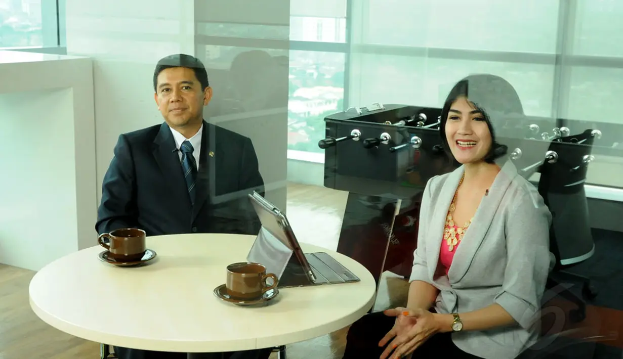 Menteri Pendayagunaan Aparatur Negara dan Reformasi Birokrasi (MenPAN-RB), Yuddy Chrisnandi (kiri) saat sesi wawancara khusus di studio mini Liputan6.com, Jakarta, Senin (10/11/2014). (Liputan6.com/Helmi Fithriansyah) 