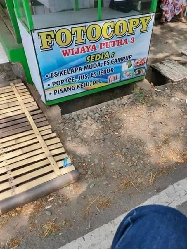 6 Spanduk Jualan Enggak Matching Ini Bikin Pembeli Bingung
