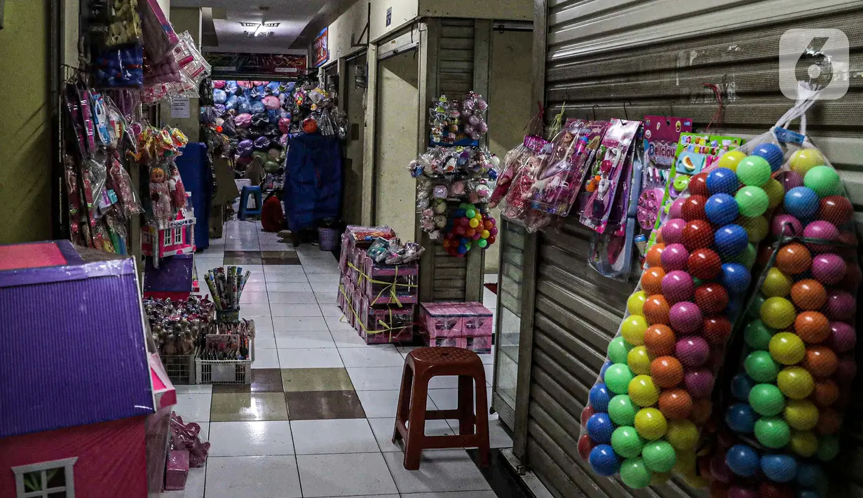 Suasana lapak di Pasar Gembrong Baru, Cipinang, Jakarta, Jumat (25/9/2020). Para pedagang mengatakan akibat pandemi covid-19 ini omzetnya turun hingga 80 persen, mereka pun berharap masih diperbolehkan berjualan meski PSBB Jakarta kembali diperpanjang. (Liputan6.com/Faizal Fanani)