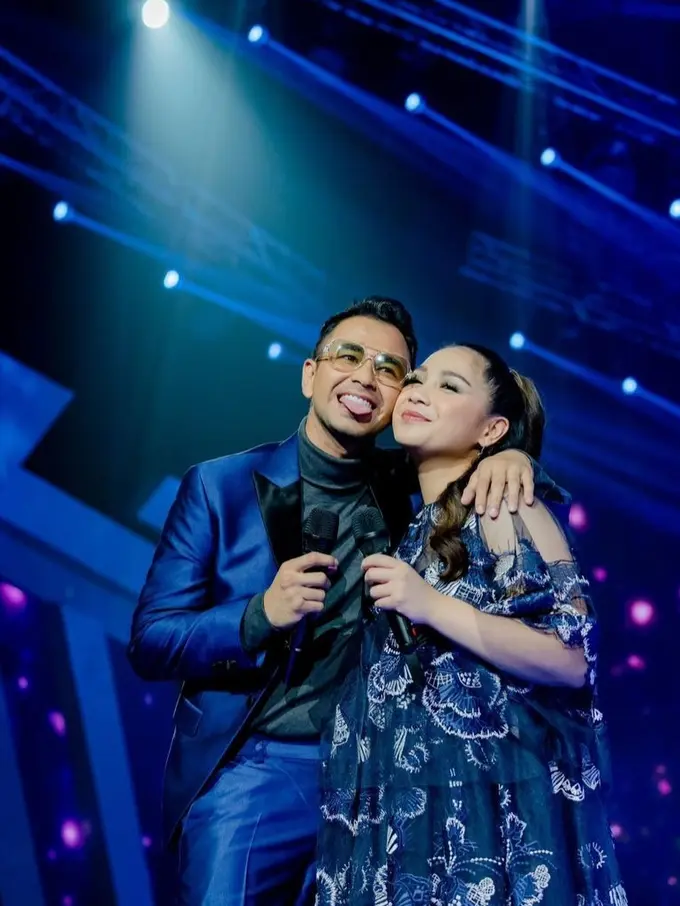 6 Potret Duet Raffi Ahmad dan Nagita Slavina, Tampil Serasi Berbalut Outfit Serba Biru