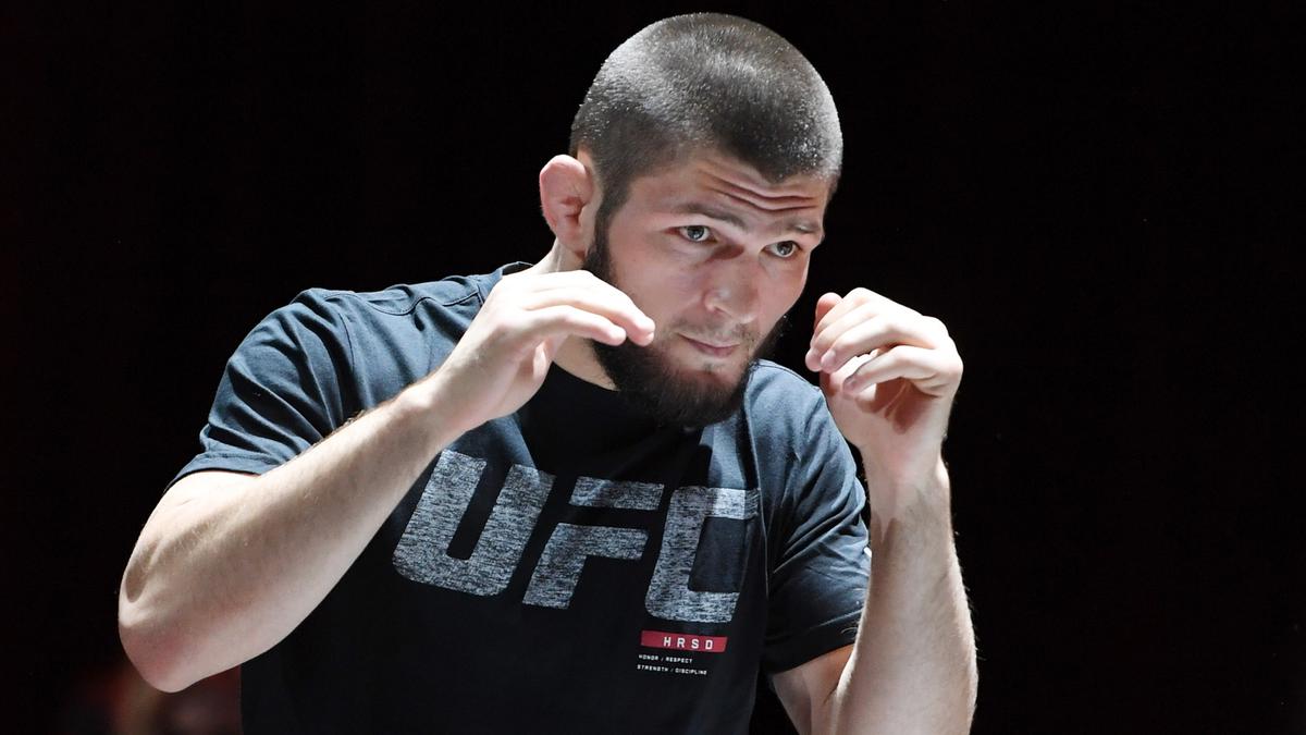 Khabib Nurmagomedov Tolak Jabat Tangan dengan Presenter Perempuan di Final Liga Champions, Ini Alasannya