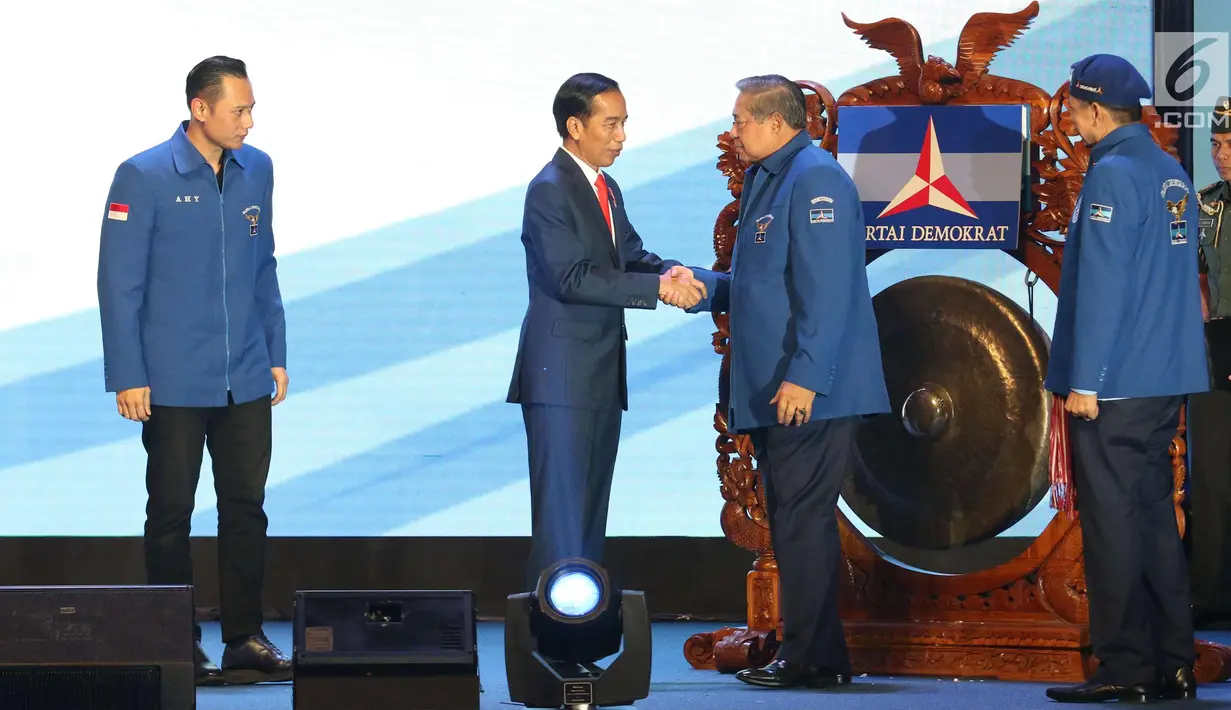 Presiden Joko Widodo (kedua kiri) bersalaman dengan Ketua Umum Partai Demokrat (PD) Susilo Bambang yudhoyono (SBY) usai memukul gong pada Rapimnas Partai Demokrat  di Bogor, Jawa Barat, Sabtu (10/3).  (Liputan6.com/Angga yuniar)