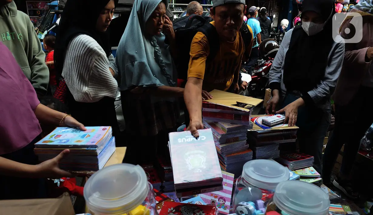 Warga membeli buku tulis dalam bentuk satu pak atau dalam jumlah banyak pesanan keluarga  maupun kerabat. (merdeka.com/Imam Buhori)