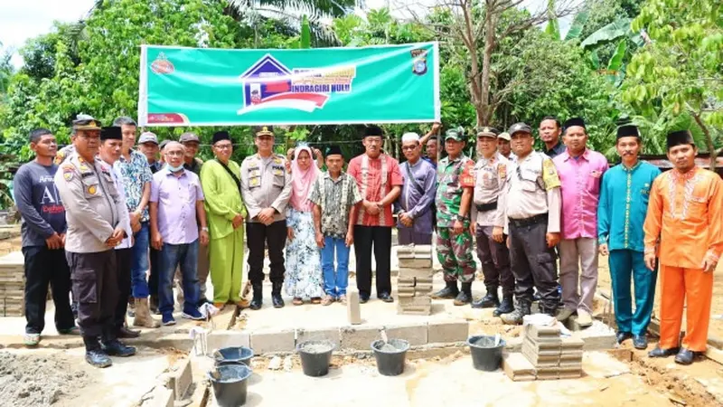 Peletakan batu pertama Program Bedah Rumah Polres Indragiri Hulu di Desa Petaling Jaya.