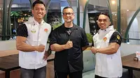Ketua PERBAFI, Kemalsyah Nasution bersama dua atlet yang akan bertanding di Kejuaraan WFF Asia Pacific 2023 Jepang yaitu Idris (paling kiri) dan Panji. (Dokumentasi PERBAFI)