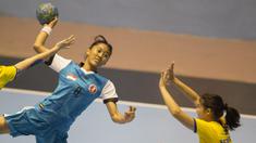 Pebola tangan putri Indonesia, Adtristi Bintang Az-Zahra, berusaha memasukan bola ke gawang Filipina pada International Handball Federation Trophy 2016 di Jakarta, Sabtu (5/3/2016). Indonesia menang 26-3 atas Filipina. (Bola.com/Vitalis Yogi Trisna)