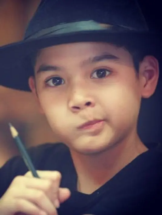 Sejak kecil, Al Ghazali tampaknya sudah pintar dalam urusan fashion. Lihat betapa keren penampilannya saat mengenakan topi. (Foto: instagram.com/alghazali7)