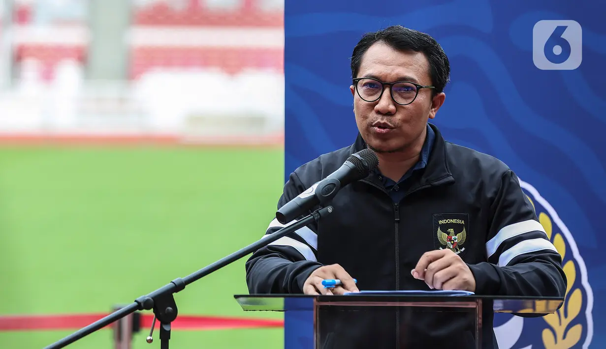 Ketua Komite Pemilihan PSSI Amir Burhanuddin mengumumkan sejumlah nama calon ketua dan wakil ketua PSSI di Stadion Gelora Bung Karno (SUGBK), Jakarta, Selasa (31/1/2023).  Komite Pemilihan PSSI mengumumkan lima calon ketua, 16 wakil ketua dan 53 komite Eksekutif (Exco) periode 2023-2027. (Liputan6.com/Johan Tallo)