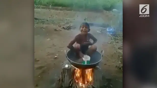Sebuah video berisi anak kecil mandi di atas tungku api yang sedang menyala menjadi viral.