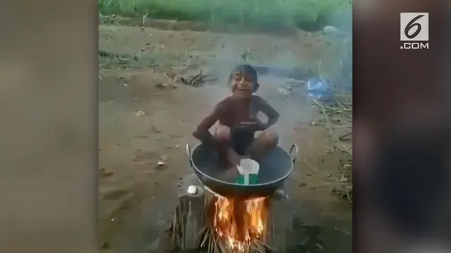 VIDEO: Bocah Ini Mandi di Atas Tungku Api Menyala