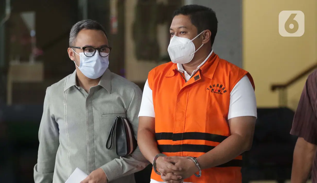Mantan penyidik KPK dari unsur Polri, Stepanus Robin Pattuju (kanan) usai menjalani pemeriksaan labnjutan di Gedung KPK, Jakarta, Selasa (8/6/2021). Stepanus Robin Pattuju merupakan tersangka dugaan suap terkait penanganan perkara Wali Kota Tanjung Balai 2020-2021. (Liputan6.com/Helmi Fithriansyah)