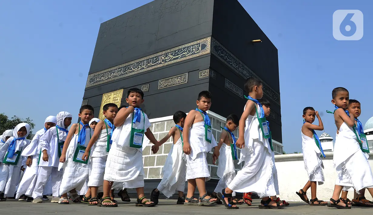 Murid-murid TK mengikuti kegiatan manasik haji se-Kota Depok di Asrama Haji Pondok Gede, Jakarta, Selasa (5/11/2019). Kegiatan yang diikuti sekitar 5000 murid TK ini dalam rangka mengenalkan ibadah lima rukun Islam, khususnya ibadah haji. (merdeka.com/Arie Basuki)