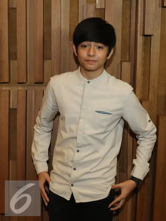 Artis Sinetron Angga Yunanda berpose usai jumpa pres HUT SCTV ke-26 di SCTV Tower, Jakarta, (11/8). HUT SCTV yang ke-26 akan diadakan di istora senayan  secara Live pada pukul 18.45 Wib. (Liputan6.com/Herman Zakharia)