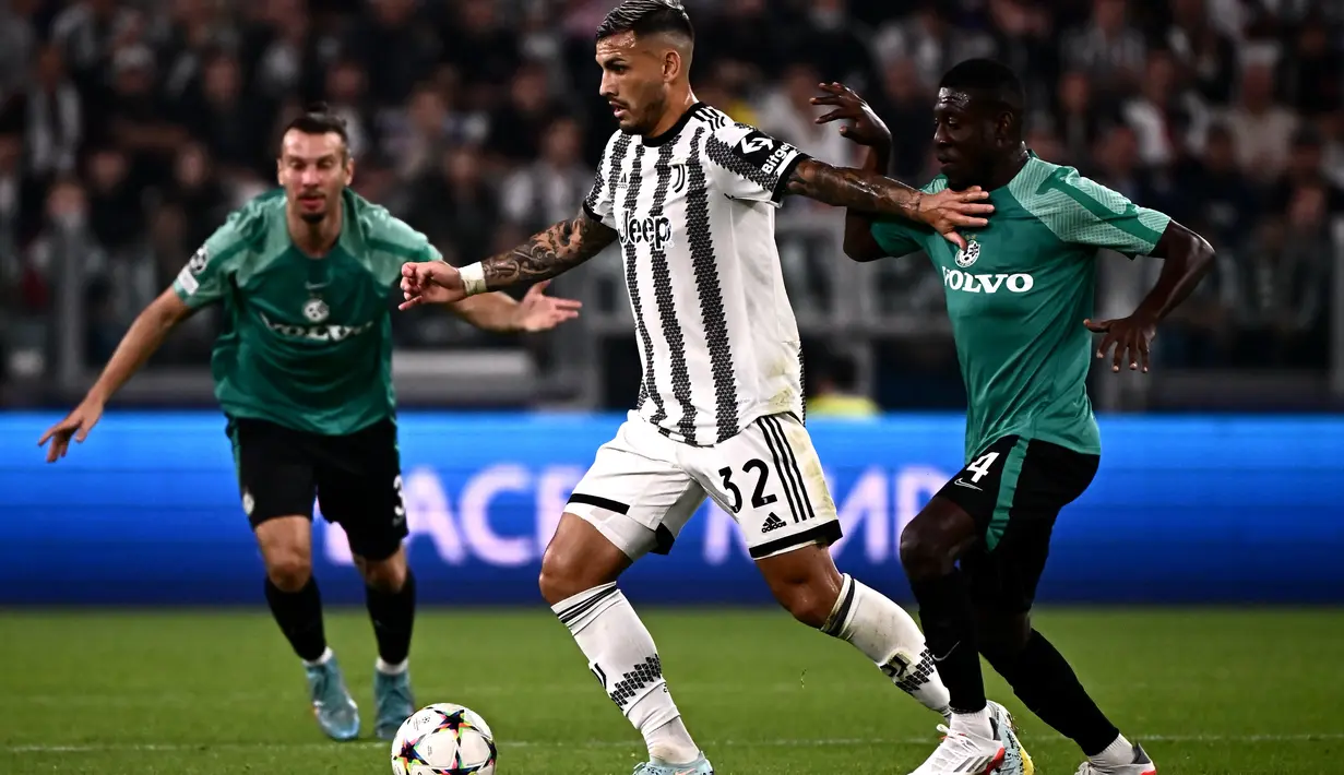 Gelandang Juventus Leandro Paredes (tengah) berebut bola dengan pemain Maccabi Haifa pada matchday ketiga Grup H Liga Champions di Allianz Stadium, Kamis (6/10/2022) dini hari WIB.  Tuan rumah Juventus berhasil mengalahkan Maccabi Haifa dengan skor 3-1. (Photo by Marco BERTORELLO / AFP)