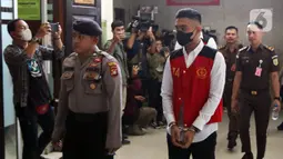 Ketua Majelis Hakim Alimin Ribut Sujono yang mendengar pernyataan itu pun mengabulkan pemintaan jaksa untuk menunda persidangan. Sidang tuntutan terhadap Mario Dandy dan Shane Lukas dijadwalkan pada Selasa, 15 Agustus 2023. (Liputan6.com/Herman Zakharia)