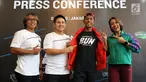 Race Director Garmin Run 2019 Dardityo Sansoto, Marketing Manager Garmin Indonesia Rian Krisna, Atlet Indonesia Agus Prayogo dan Sport Enthusiast Melanie Putria menunjukkan kaus lari pada konfrensi pers Garmin Run Indonesia 2019 di Jakarta, Kamis (8/8/2019). (Liputan6.com/Fery Pradolo)