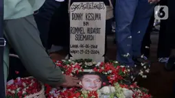 Dunia selebritis berduka. Aktor dan mantan atlet, Donny Kesuma meninggal dunia di Rumah Samit Primaya, Bekasi Barat, pada Selasa, 19 Maret 2024 pukul 19.19 WIB. Donny meninggal dunia setelah menjalani perawatan karena lemah jantung yang dideritanya. Tampak dalam foto, Kerabat dan saudara mentabur bunga di makam Donny Kesuma di TPU Tanah Kusir, Jakarta, Rabu (20/3/2024). (Liputan6.com/Herman Zakharia)