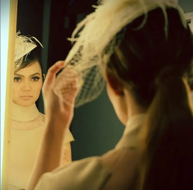 Rina Nose bercermin dengan wajah sedih (Foto: Instagram)